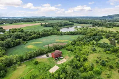 Merrimac, WI - Barn! Golf Sim, Theater, Slide, HotTub, Sauna, Bar - image 11 of 89