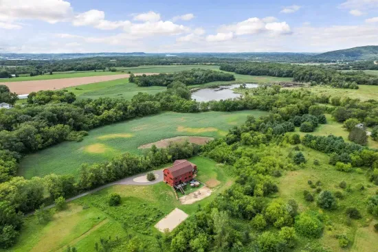 Merrimac, WI - Barn! Golf Sim, Theater, Slide, HotTub, Sauna, Bar