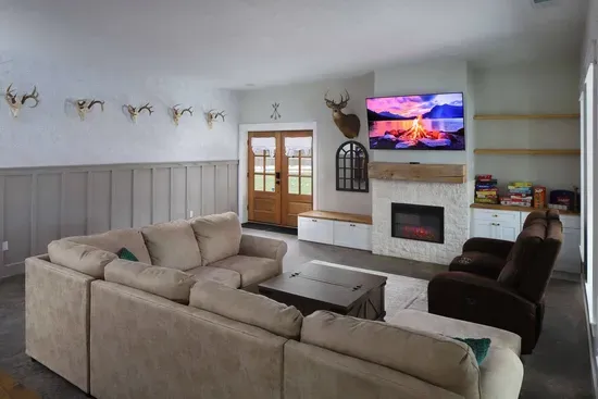Big Rapids, MI - Barnapalooza! Indoor Glass Pool/Slide, Sleeps 20+