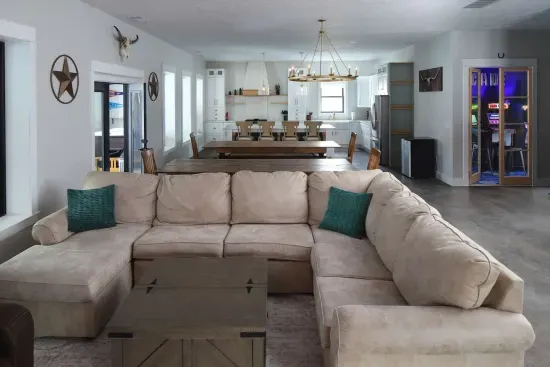 Big Rapids, MI - Barnapalooza! Indoor Glass Pool/Slide, Sleeps 20+