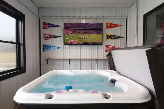 Big Rapids, MI - Barnapalooza! Indoor Glass Pool/Slide, Sleeps 20+