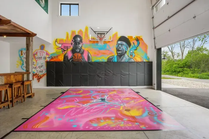 Graffiti mural of Michael Jordan and Giannis