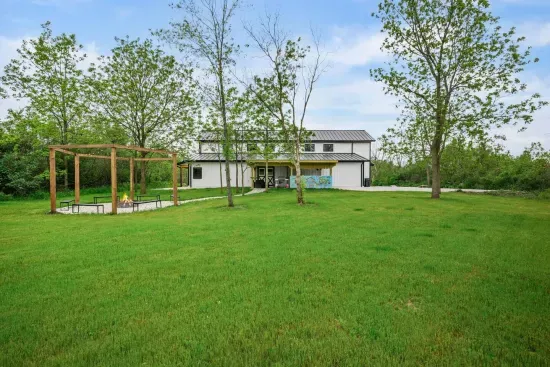 Mount Pleasant, WI - Barn! B-Ball/Mini Golf/Bar/Theater/Arcade/Hot Tub