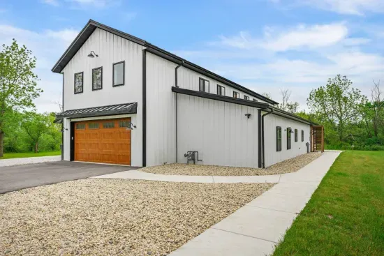 Mount Pleasant, WI - Barn! B-Ball/Mini Golf/Bar/Theater/Arcade/Hot Tub