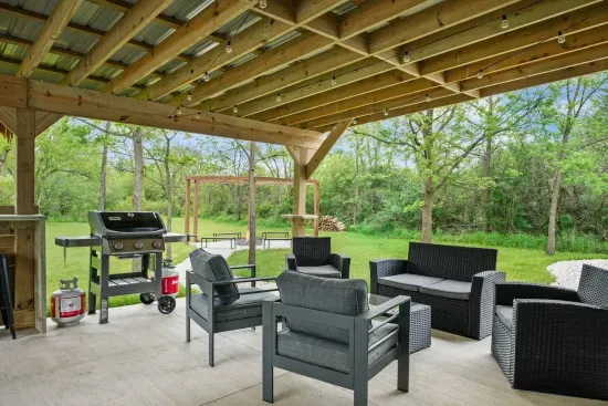Mount Pleasant, WI - Barn! B-Ball/Mini Golf/Bar/Theater/Arcade/Hot Tub