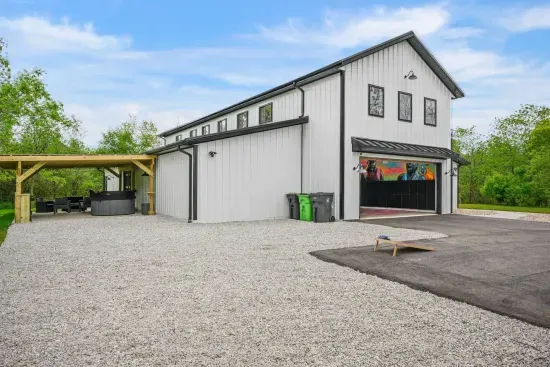 Mount Pleasant, WI - Barn! B-Ball/Mini Golf/Bar/Theater/Arcade/Hot Tub