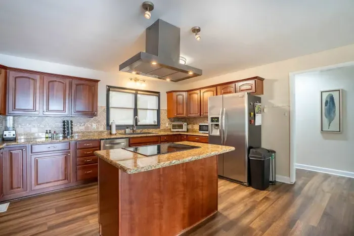 Full kitchen made for entertaining and making delicious meals. 