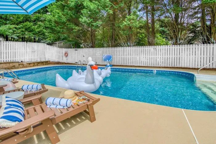 A playful inflatable swan for you to enjoy while relaxing under the sun!