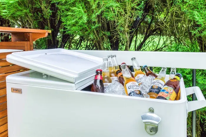 Rolling ice chest perfect for a cook out. 