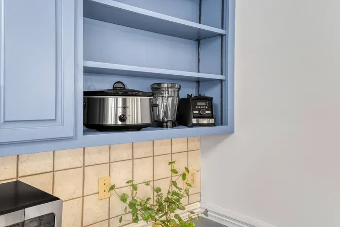 Crock Pot and Blender in the fully equipped kitchen.