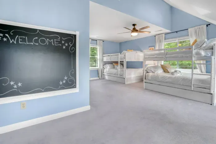 Spacious bedroom with 2 bunkbeds, perfect for large group stay