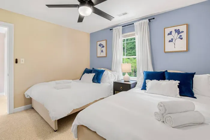 Two-toned bedroom with twin beds