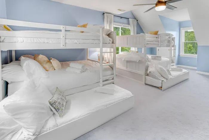 With 3 windows that creates an excellent airflow and a natural lighting!