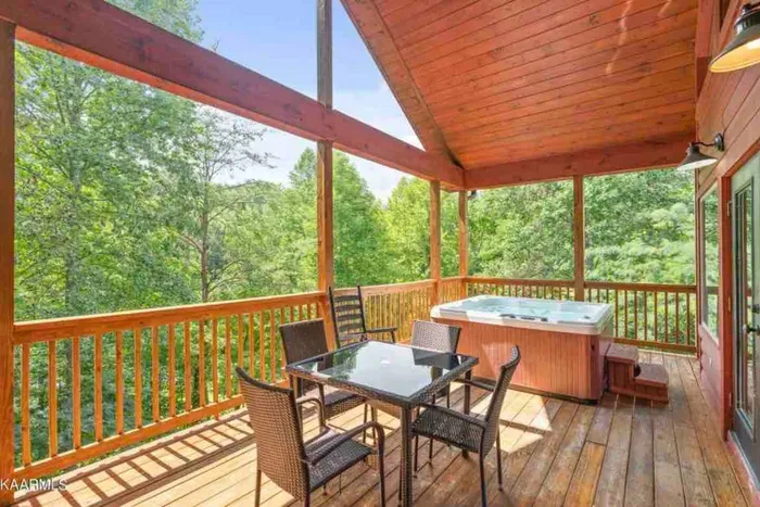 Large 6 person hot tub + outdoor dining space