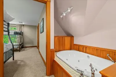 Irvine, KY - Private Lake! Sports Arena | Sleeps 30 | Movie Theater - image 58 of 98