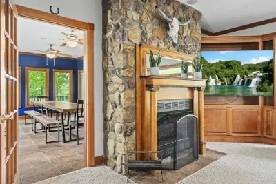 Irvine, KY - Private Lake! Sports Arena | Sleeps 30 | Movie Theater - image 31 of 98