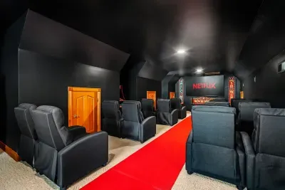 Irvine, KY - Private Lake! Sports Arena | Sleeps 30 | Movie Theater - image 17 of 98