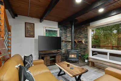 Keep the blinds open at this cabin! It's completely private and surrounded by trees...it's a view you want to experience. :)