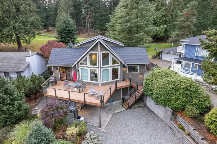 Perched above beautiful Lake Whatcom, Lake View Lodge is the perfect place to begin your Bellingham adventures. :) Summer here offers amazing hikes, epic mountain bike trails & Mt Baker for winter sports. Did I mention the dining options? The bestt!