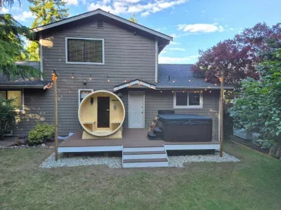 Brand new barrel sauna, hot tub, and cold plunge!