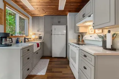 Bring your groceries and create some amazing meals in this fully-stocked kitchen. :) We provide the cooking oil, basic spices, foil, plastic wrap, and parchment for your convenience. If you don't want to cook, we have some great restaurants in town.