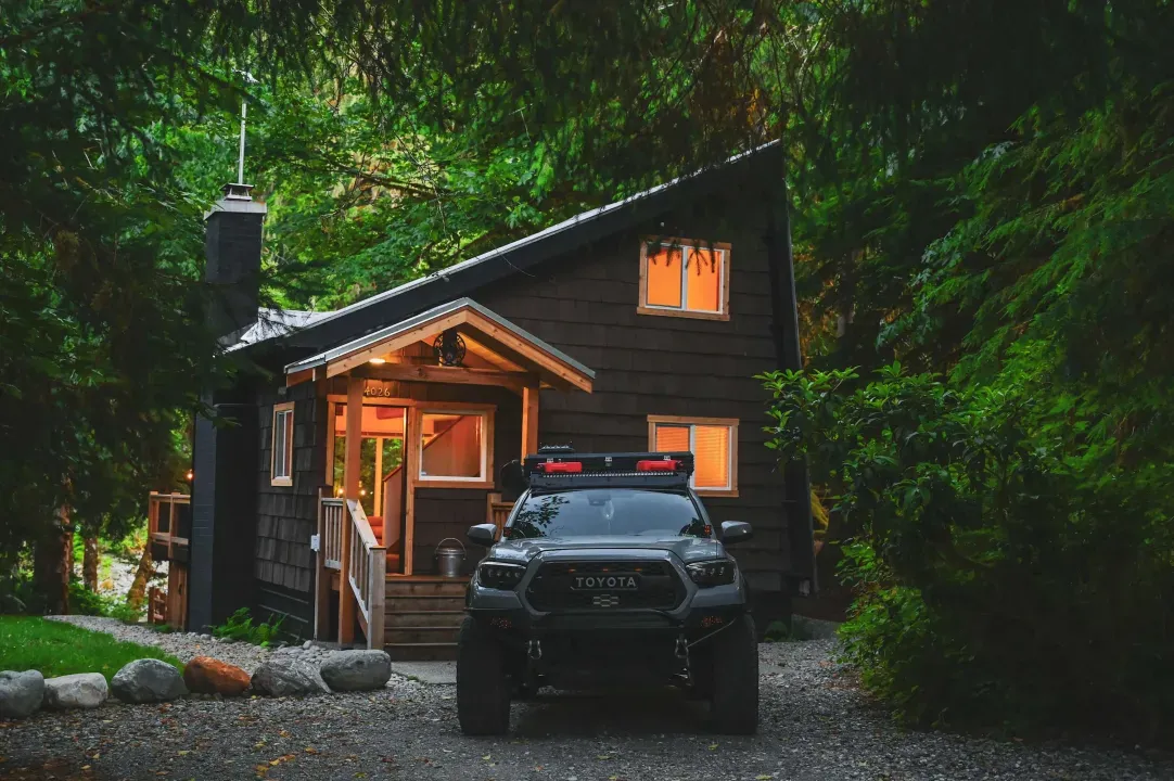 If you're looking for relaxation or adventure, this cabin has it all! Hot tub, fire pit, beautiful stone fireplace, plush beds, a fully stocked kitchen, incredible hikes right outside your door, Class V white water kayaking & more. :) Check it out!