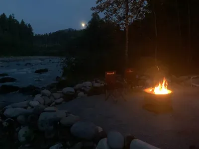 Moonlight, river music, firepit...the perfect evening. 