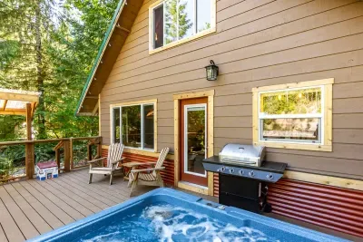 Enjoy a grilled dinner and a hot, post-hike soak in the hot tub-all with a stellar river view.