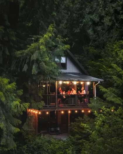 This amazing cabin is nestled in the trees along the beautiful Stillaguamish River. Whether you're just here to wind down and enjoy the views from the deck or to relax in the hot tub after a long day of hiking, Chase's is the perfect choice. :)
