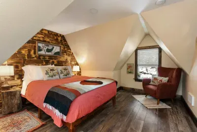 Cozy main suite bedroom with great reading nook and Queen sized bed
