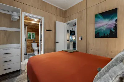 Backman Creek Hideaway | Creekside Spa Retreat - image 18 of 33