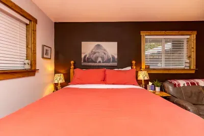 A great night of sleep is everything and this queen bed has the comfiest mattress and fluffy pillows. Nestle in and drift off to the sounds of the river...it's wonderful!