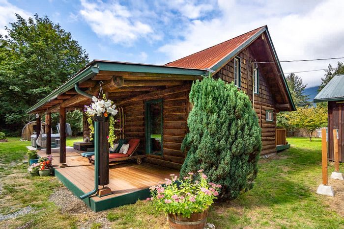 Welcome to the cutest, coziest log cabin ever! If incredible mountain views, loads of personal space, access to awesome hiking, and peaceful days in front of a fire are your thing, then Whitehorse Mountain Retreat is for you. :)