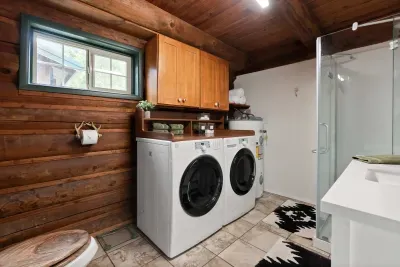 Your bathroom is equipped with a full-size washer & dryer with laundry detergent provided. You'll also have plush towels and organic bath products for happy hair and skin. :)