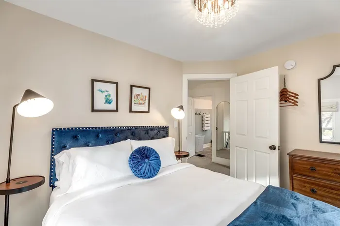 Super comfy Queen Casper Hybrid mattress and high quality linens await you.