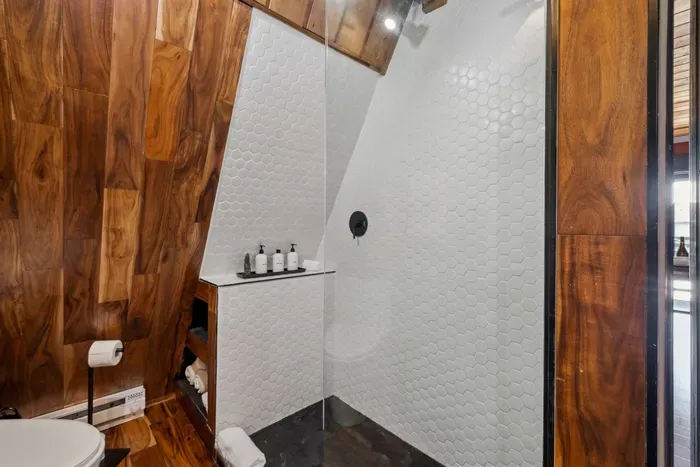 Bright, tidy, and easy to settle into—this bathroom keeps things effortless