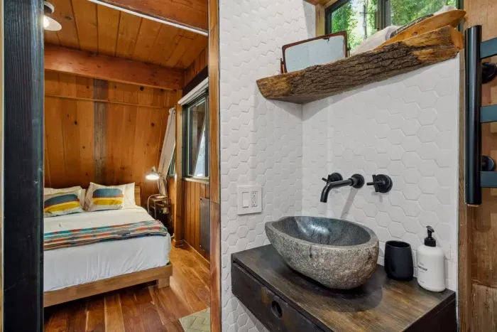 Bright, tidy, and easy to settle into—this bathroom keeps things effortless.