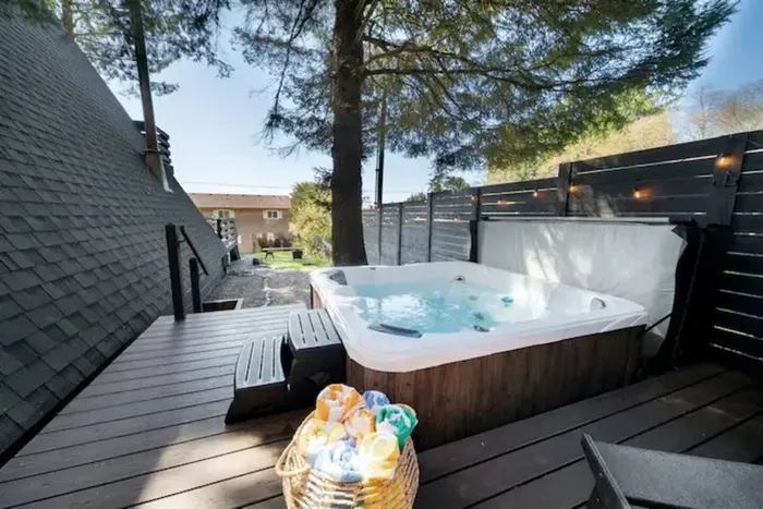 Our team performs a quick maintenance every Thursday to ensure the tub is perfectly clean and ready for you, minimizing any disruption.