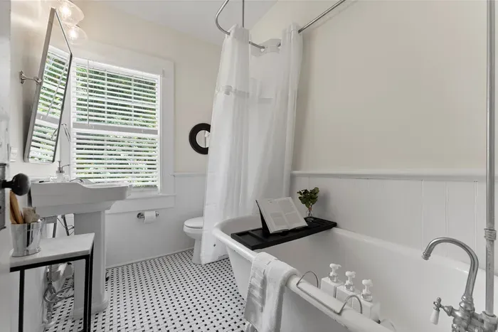 Upstairs you will find a clawfoot tub/bath combination. No need to bring shampoo/conditioner/bodywash.