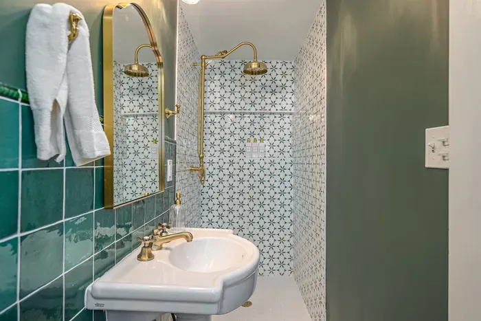 Classic vibes with our rain head shower.