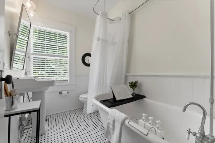 Upstairs you will find a clawfoot tub/bath combination. No need to bring shampoo/conditioner/bodywash.