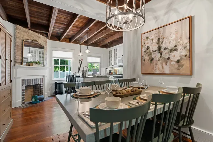 Whether it’s brunch with friends or a candlelit dinner, this table sets the scene beautifully.