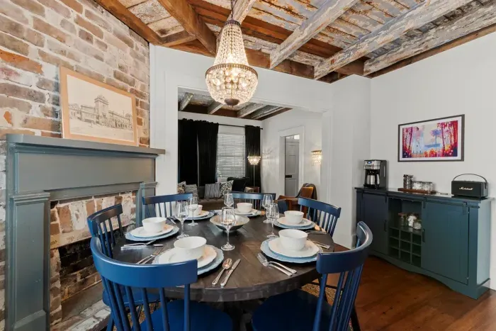 Whether it’s brunch with friends or a candlelit dinner, this table sets the scene beautifully.