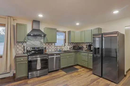 Cook up a feast in this modern kitchen! 🍳✨ Fully equipped for your stay—just add your favorite ingredients and a touch of adventure! 🏔️🔥 #CozyCabinVibes