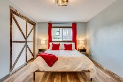 Master bedroom: Queen Tempurpedic mattress. Throw Blanket. Outlets USB ports, and charging stations are located on the headboard. The headboard has LED lights that can be turned on via the remote located on the headboard. There are 20 color options.