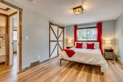 Master bedroom: Queen Tempurpedic mattress. Throw Blanket. Outlets USB ports, and charging stations are located on the headboard. The headboard has LED lights that can be turned on via the remote located on the headboard. There are 20 color options.