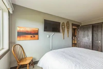 Rustic snowshoes, soft cotton bedding, and Smart TV setup — this is mountain-town comfort at its finest.
