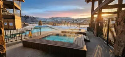 Hot tub, fresh air, mountain views.
Step outside, sink in, and let the day slow down. Whether it’s after skiing or just because, this is one of those simple moments you’ll look forward to.