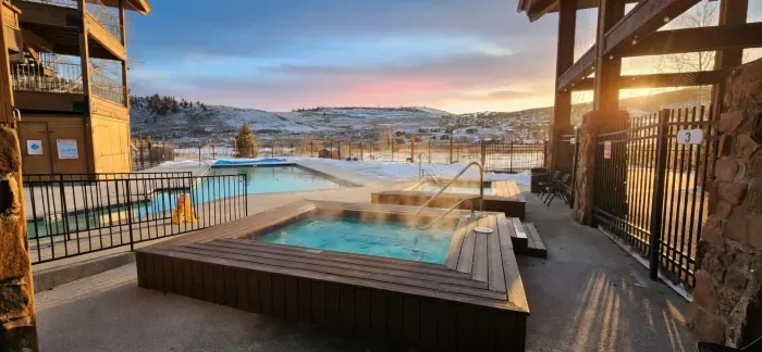 Hot tub, fresh air, mountain views.
Step outside, sink in, and let the day slow down. Whether it’s after skiing or just because, this is one of those simple moments you’ll look forward to.