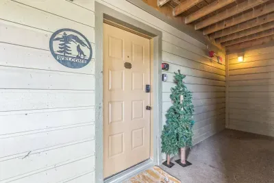 Private entrance with smart lock for seamless, self check-in.
From the moment you arrive, you’ll feel right at home — no front desk, no fuss, just your own cozy corner of Granby.